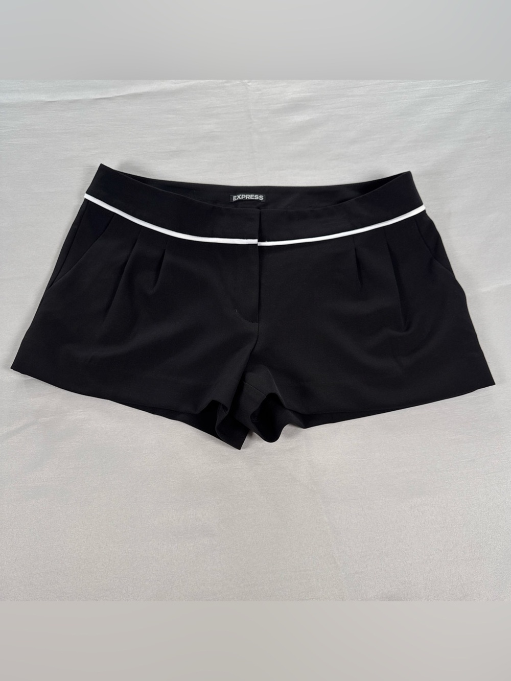 Express Black Dress Shorts Womens 10 Shortie Pleats Pockets & Polished Y2K Black